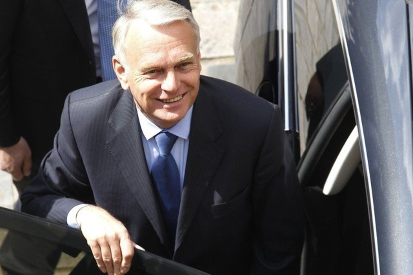 J. M. Ayrault gerai moka vokiečių kalbą, o tai laikoma privalumu naujajam prezidentui, kurio santykiai su Berlynu bus labai svarbūs.
