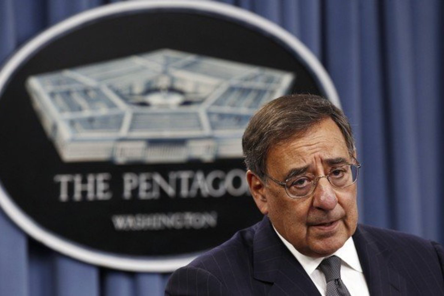 JAV Gynybos sekretorius Leonas Panetta pareiškė, kad „F-22 Raptor“ tipo naikintuvai neturėtų būti naudojami ilgojo nuotolio skrydžiams.