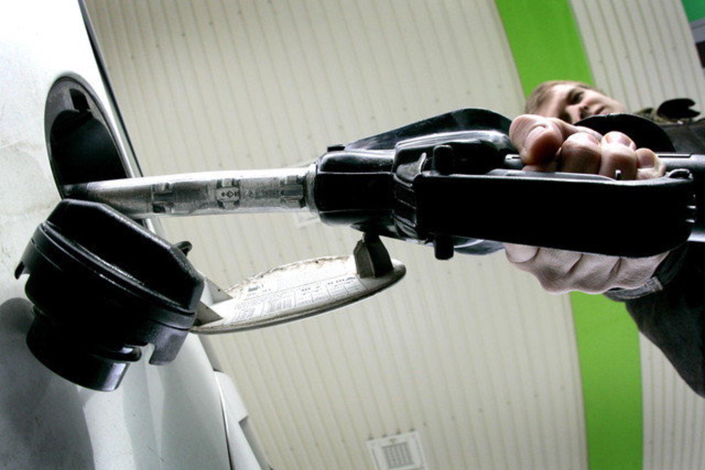 80 proc. apklaustųjų Lietuvos gyventojų, turinčių automobilius, teigė degalus besipilantys Lietuvos degalinėse.