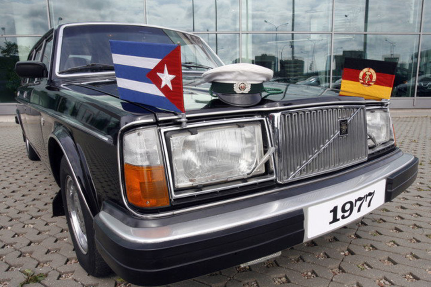E. Honeckerio "Volvo 264 TE" su bagažinėje rastu "laimikiu" - dviejų valstybių vėliavomis ir vairuotojo kepure.