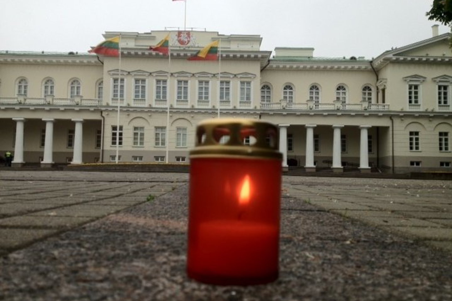 Teismo sprendimo įvykdymu nepatenkinti žmonės pradėjo rinktis prie prezidentūros.