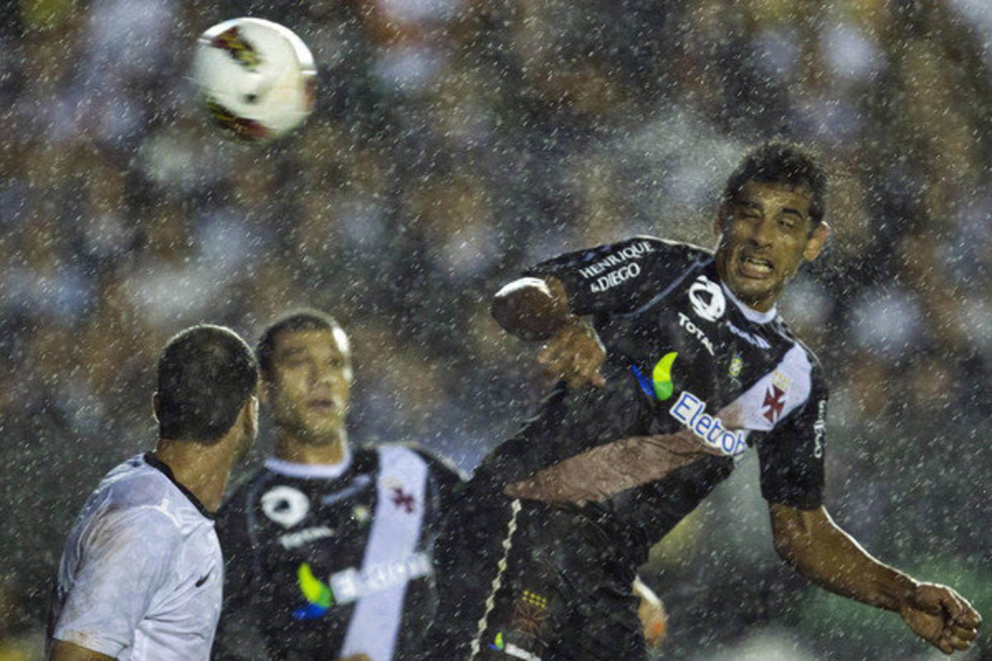 Rio de Žaneire vykęs susitikimas tarp dviejų Brazilijos klubų - vietos „Vasco da Gama“ ir San Paulo „Corinthians“ - baigėsi be įvarčių 0:0.