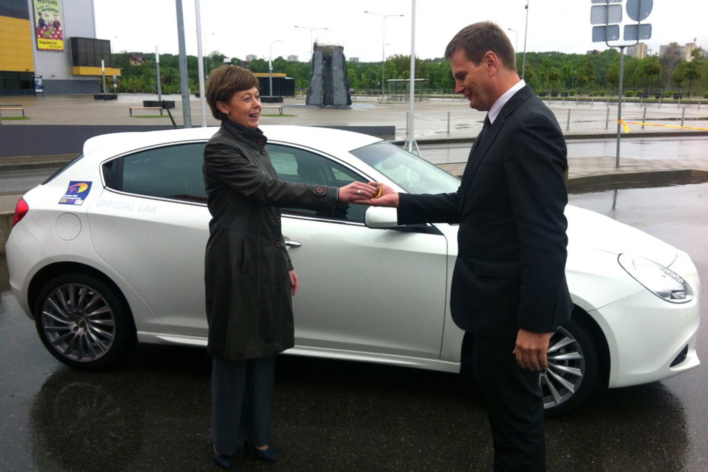 "Autobrava" atstovė I. Narbutienė perduoda "Giulietta" raktelius Europos čempionato organizacinio komiteto vadovui E. Ivanauskui.