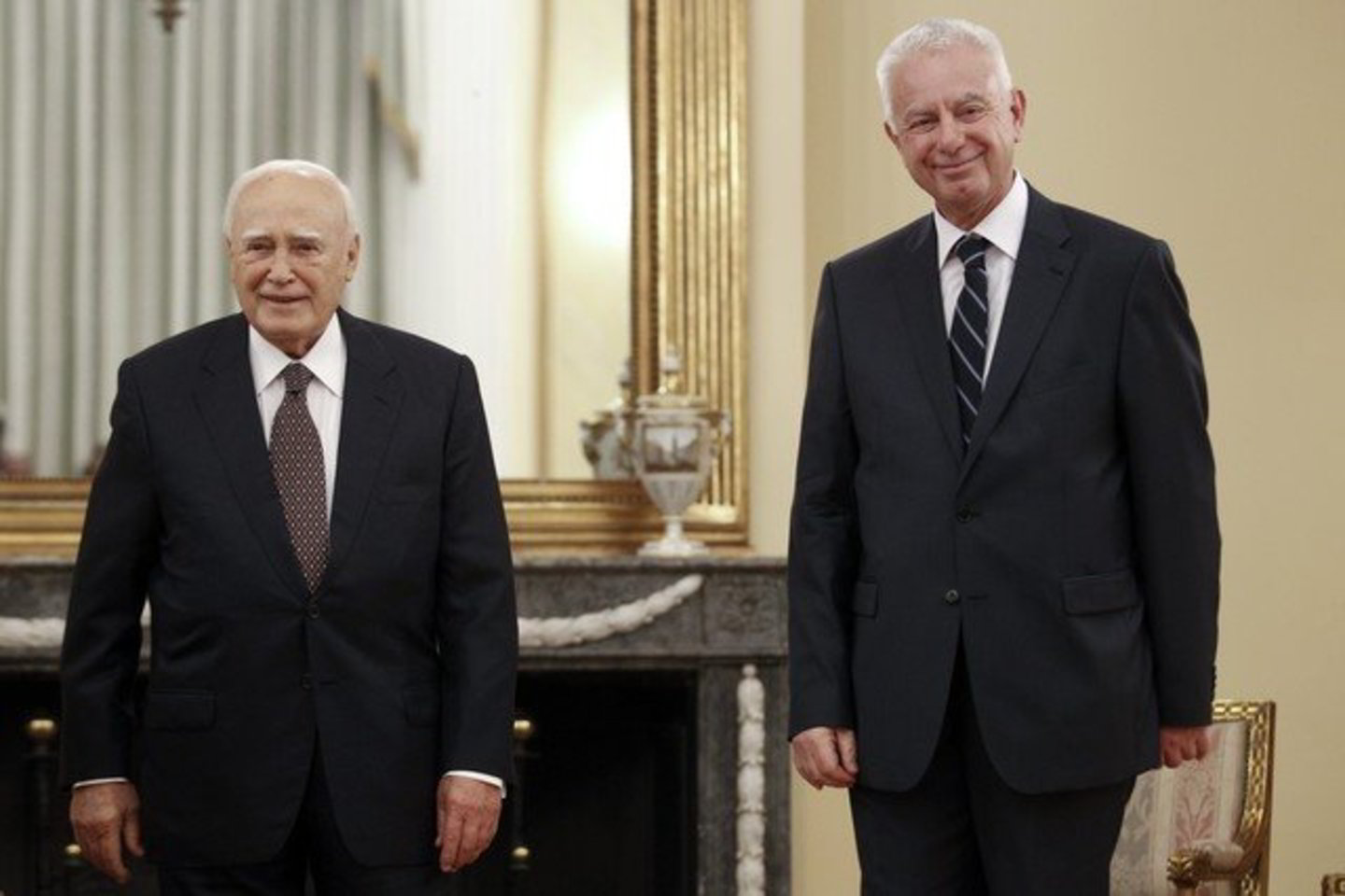 Laikinosios vyriausybės vadovas Panagiotis Pikrammenos (dešinėje) ir prezidentas Karolos Papoulias.