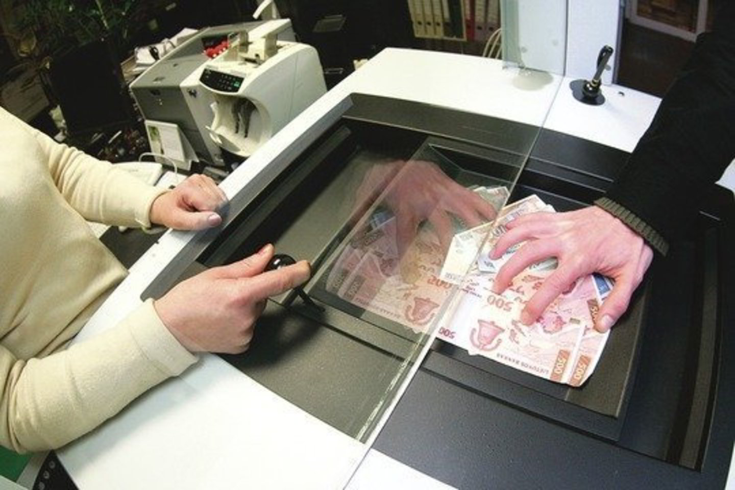 Vargu ar nemokant algų grynaisiais šešėlinę ekonomiką pavyks pažaboti.