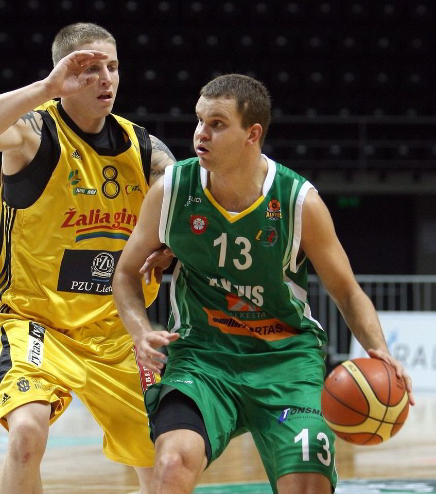 Buvęs žalgirietis A.Aleksandrovas (su kamuoliu) bando laimę Kinijoje