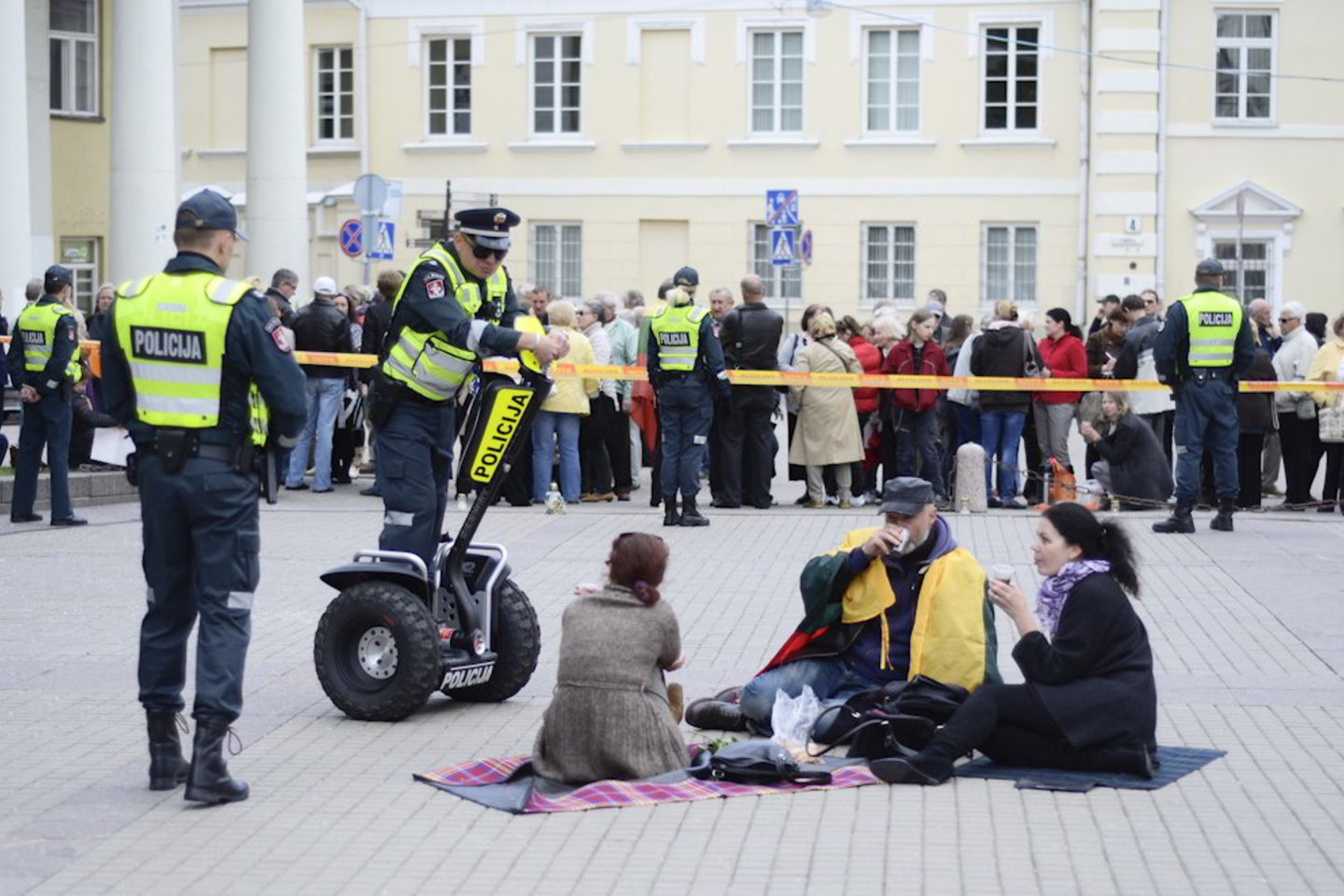 Penktadienį S. Daukanto aikštėje prie prezidentūros pradėjo rinktis N. Venckienę palaikanti minia, protestuojanti prieš D. Kedžio ir L. Stankūnaitės dukters perdavimą motinai.