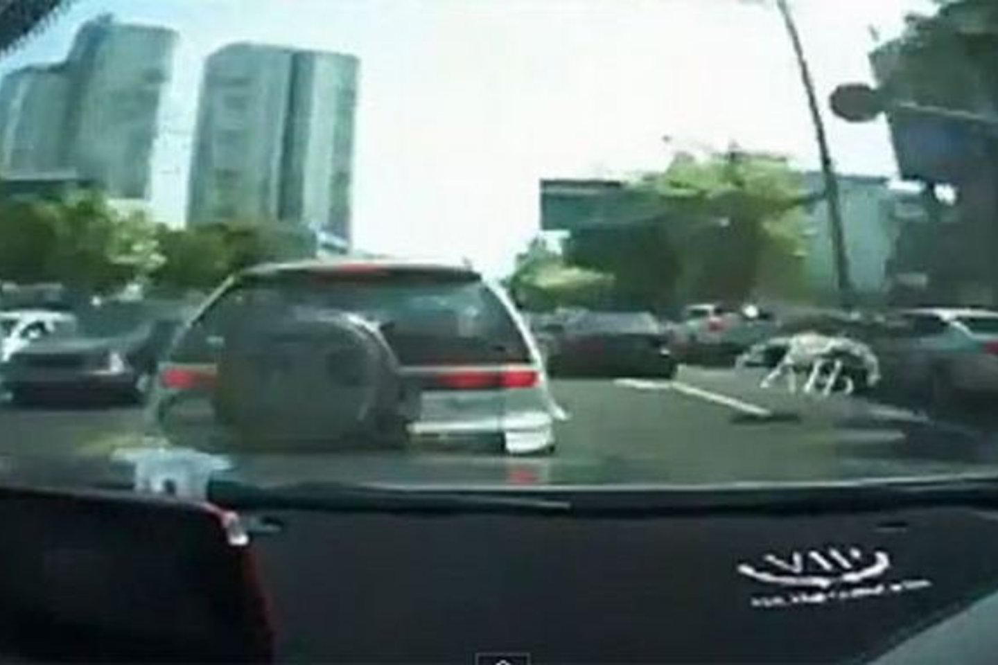 „Hyundai Sonata“ prieš vairuotojo valią įsibėgėjo iki 129 kilometrų per valandą greičio ir trenkėsi į kitų automobilių virtinę.
