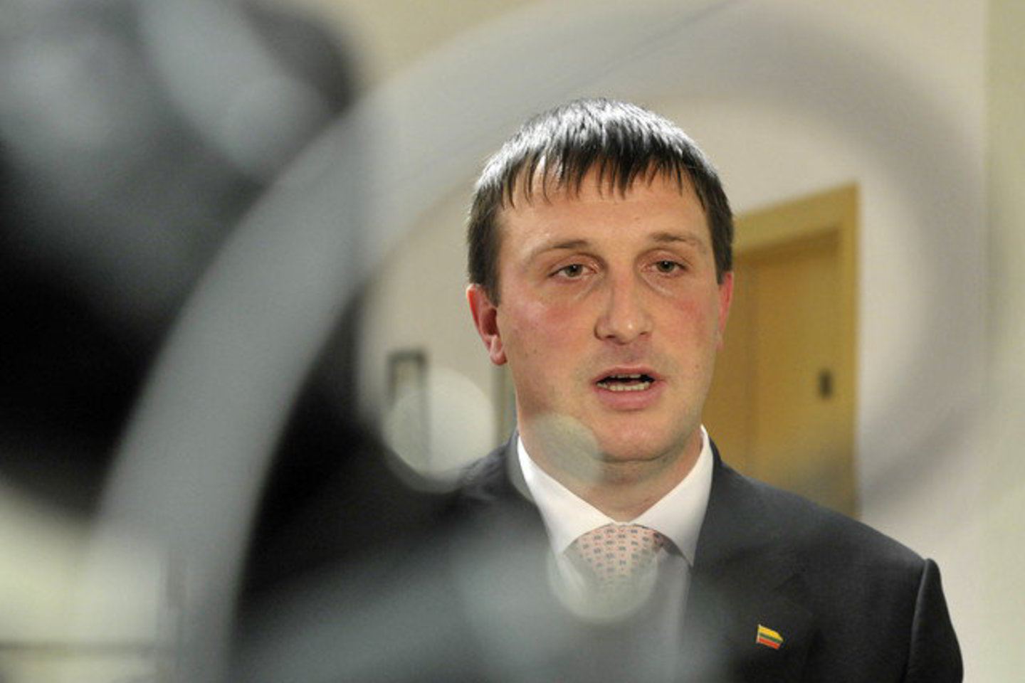 Įtariamasis V. Giržadas gyvena bute, kuris priklauso Seimo nariui A. Sacharukui (nuotraukoje).