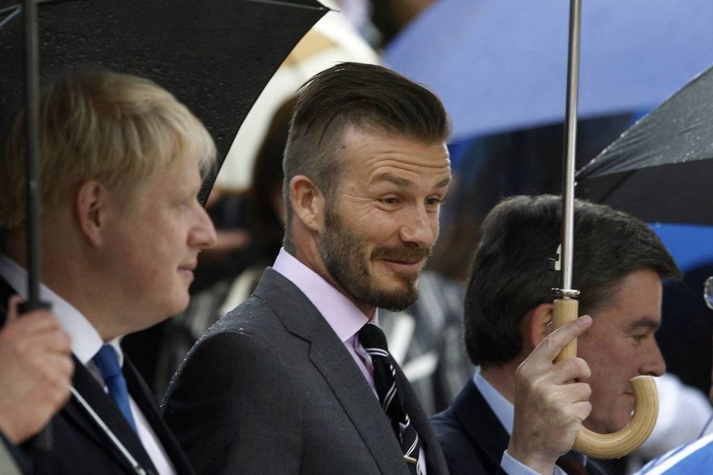 Ketvirtadienį Atėnuose vyko olimpinės ugnies perdavimo Didžiajai Britanijai ceremonija, kurioje dalyvavo futbolininkas D. Beckhamas ir princesė Anne.