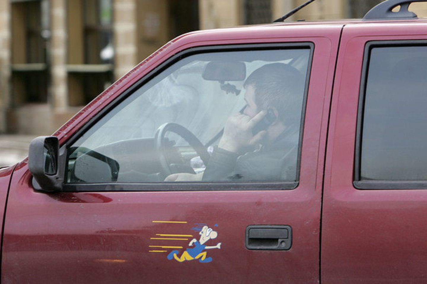 Kalbėti mobiliuoju vairuojant automobilį - sunkiai keičiamas įprotis.