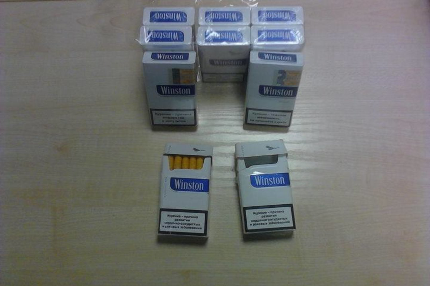 Pareigūnė paėmė iš paauglės 10 pakelių cigarečių „Winston blue“ su Baltarusijos Respublikos banderolėmis.