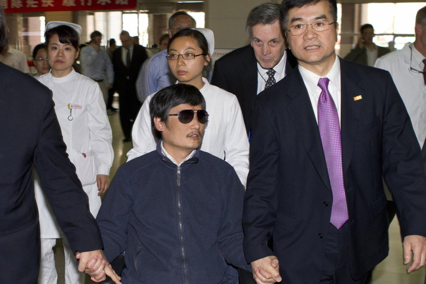 Tikriausiai kinų pareigūnai įteiks pasą JAV pareigūnams, o šie įspaus JAV vizą ir įteiks Chen Guangchengui.