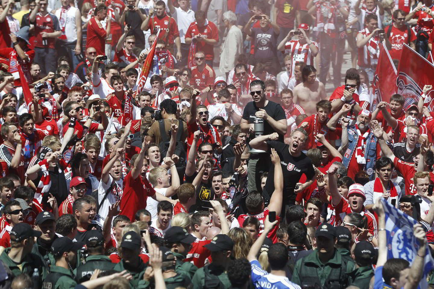 Miunchene nuo pat ryto siaučiantys "Bayern" ir "Chelsea" sirgaliai sukūrė nerealią Čempionų lygos finalo atmosferą.