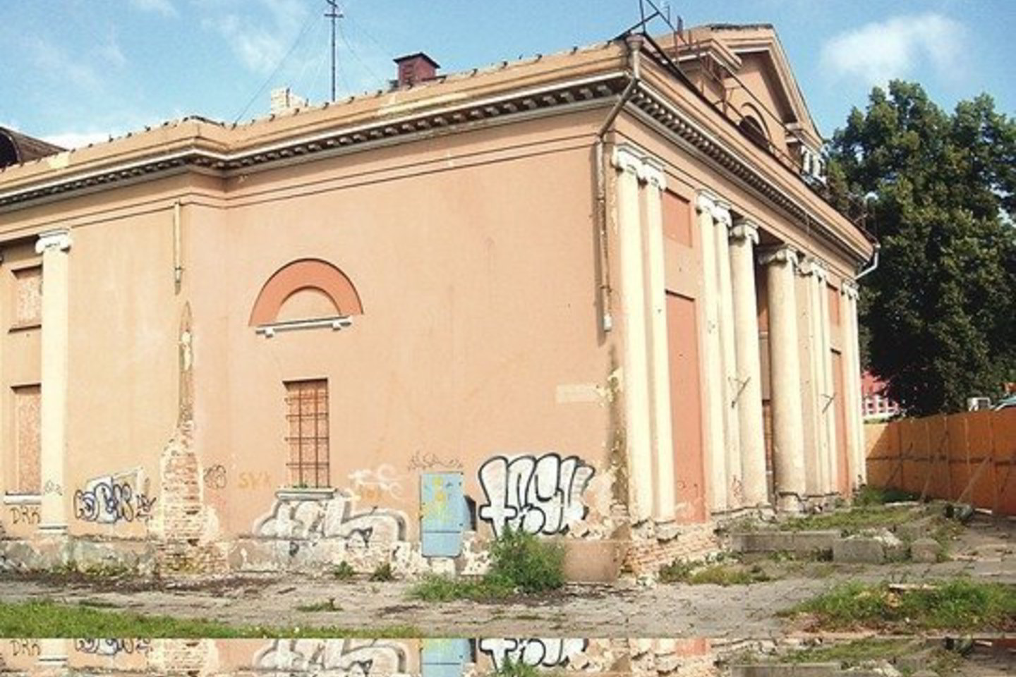 Kultūros paveldo objektų sąraše esančio pastato fasadas su kolonomis buvo kruopščiai restauruotas: dabar jis atrodo taip, kaip ir prieš pusę amžiaus.