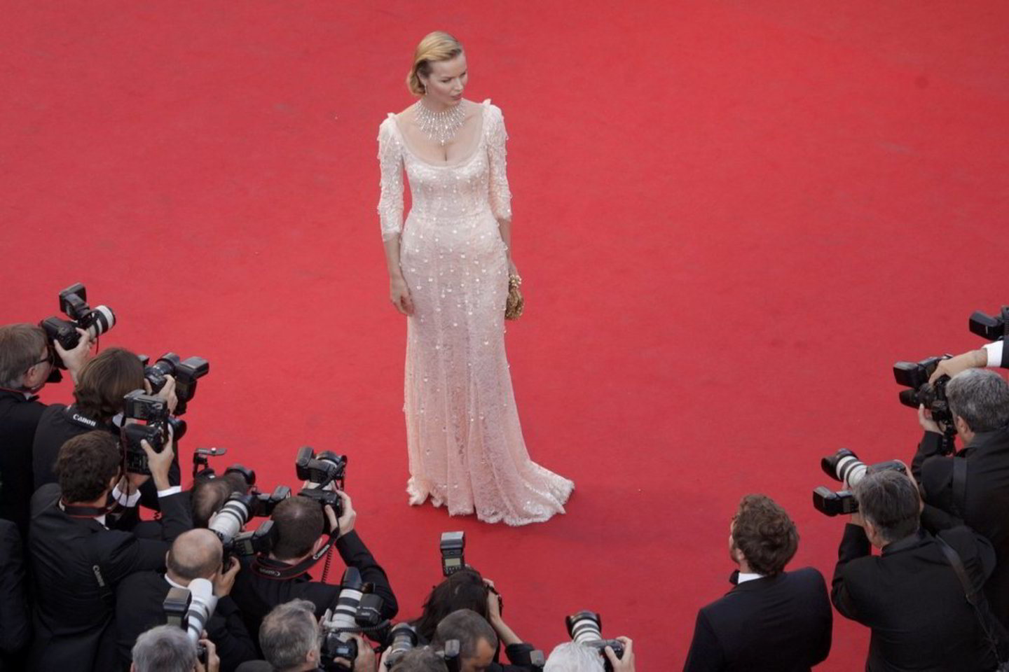 Kanų kino festivalio atidarymo ceremonijos viešnia praeityje garsi manekenė Eva Herzigova šįmet elegancija buvo nepralenkiama.