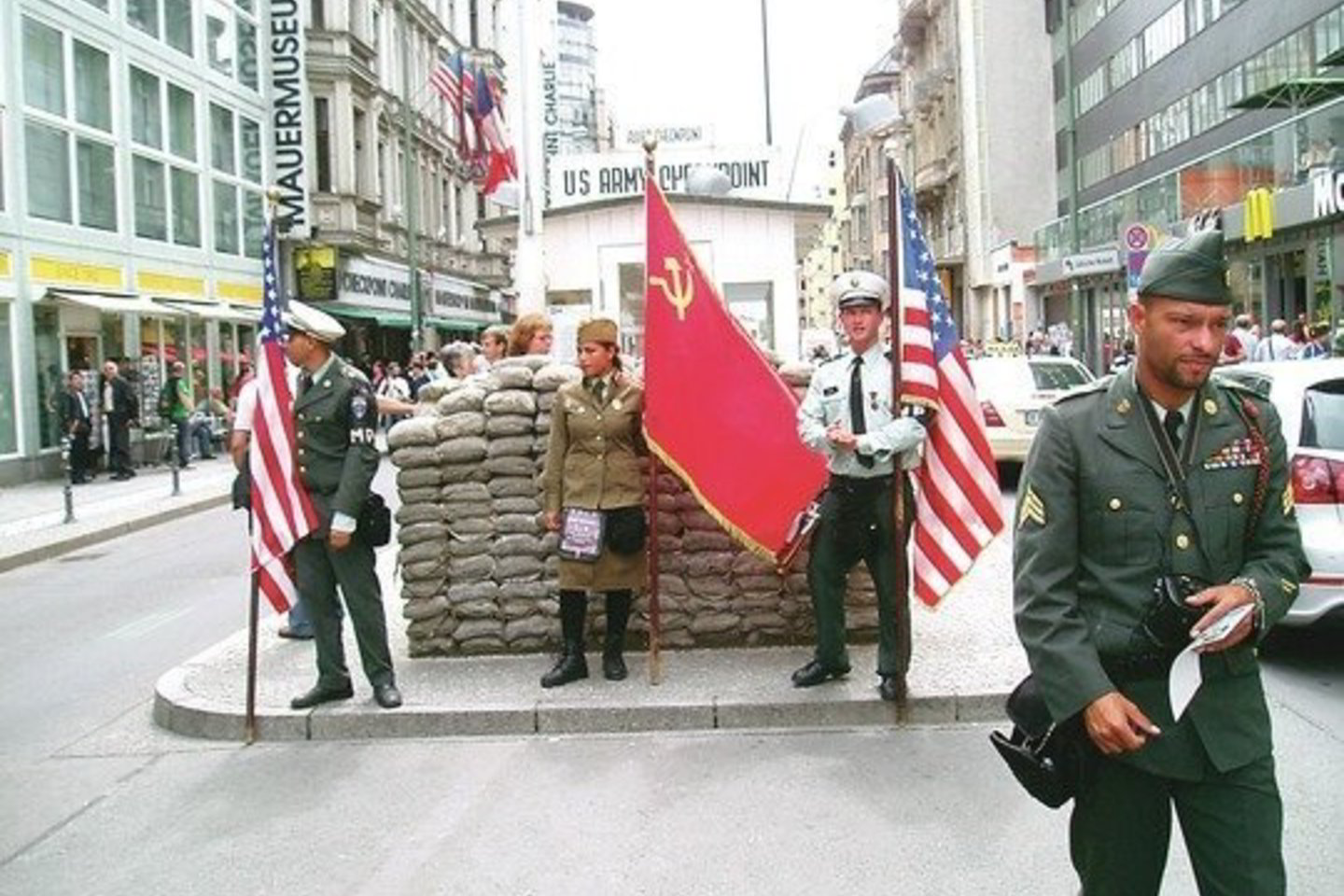 Taip dabar atrodantis garsusis kadaise Berlyną į Rytų ir Vakarų padalijusios sienos perėjimo punktas „Checkpoint Charlie” susižavėjimą kelia ne visiems berlyniečiams.