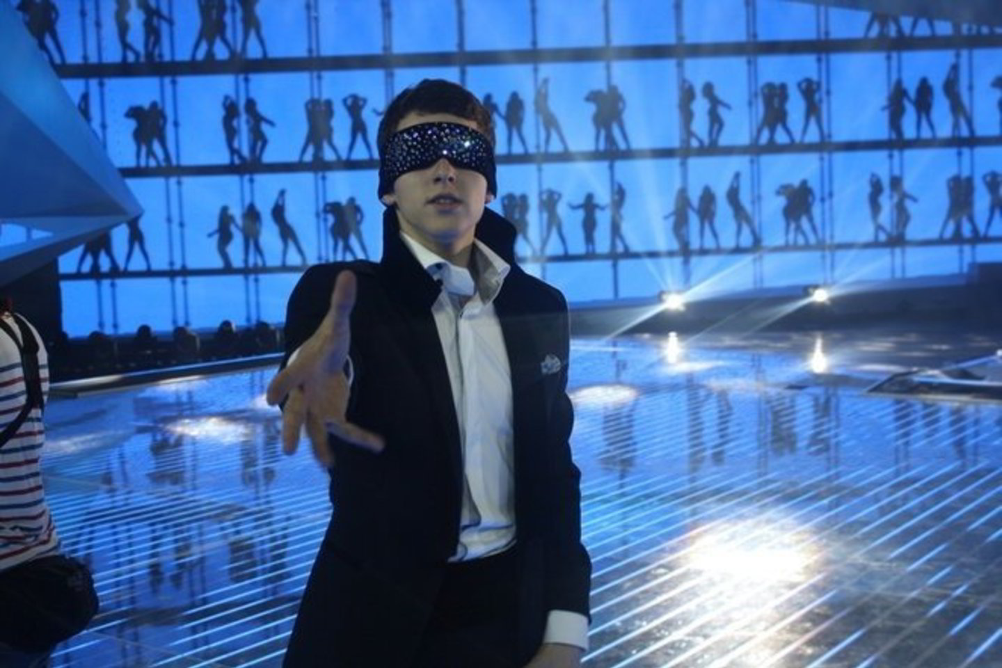 Paprašytas žurnalistų, spaudos konferencijoje D.Montvydas dainą „Love Is Blind“ atliko net keturiomis kalbomis – anglų, lietuvių, rusų ir prancūzų.