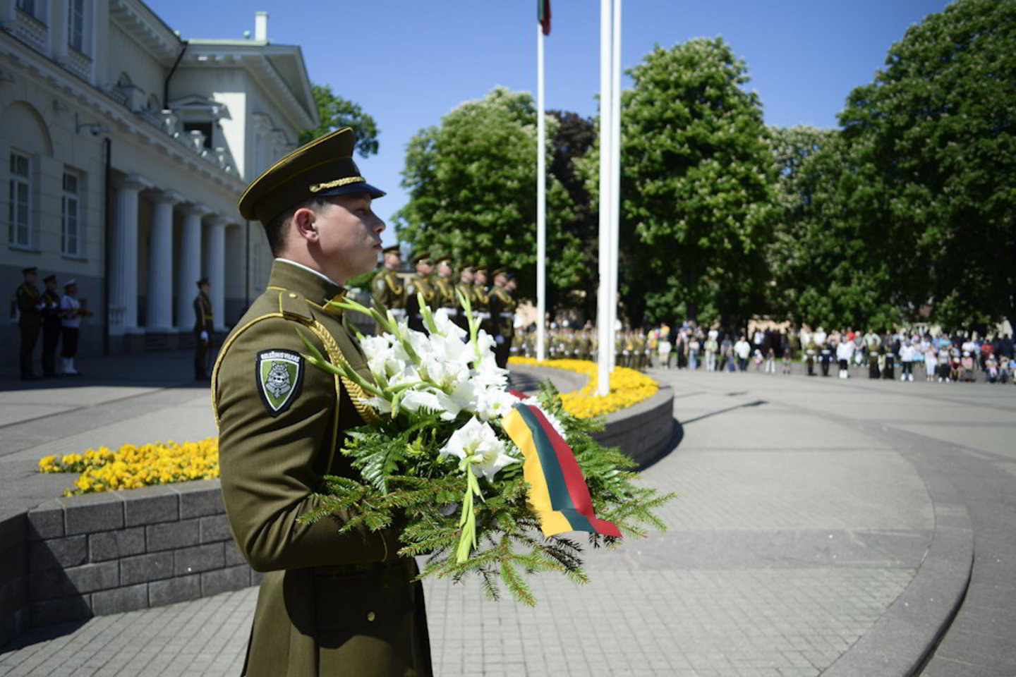 Simono Daukanto aikštėje vyko Valstybės vėliavos keitimo ceremonija ir Garbės sargybos kuopos karių su XIV a. apranga ir ginkluote pasirodymas.