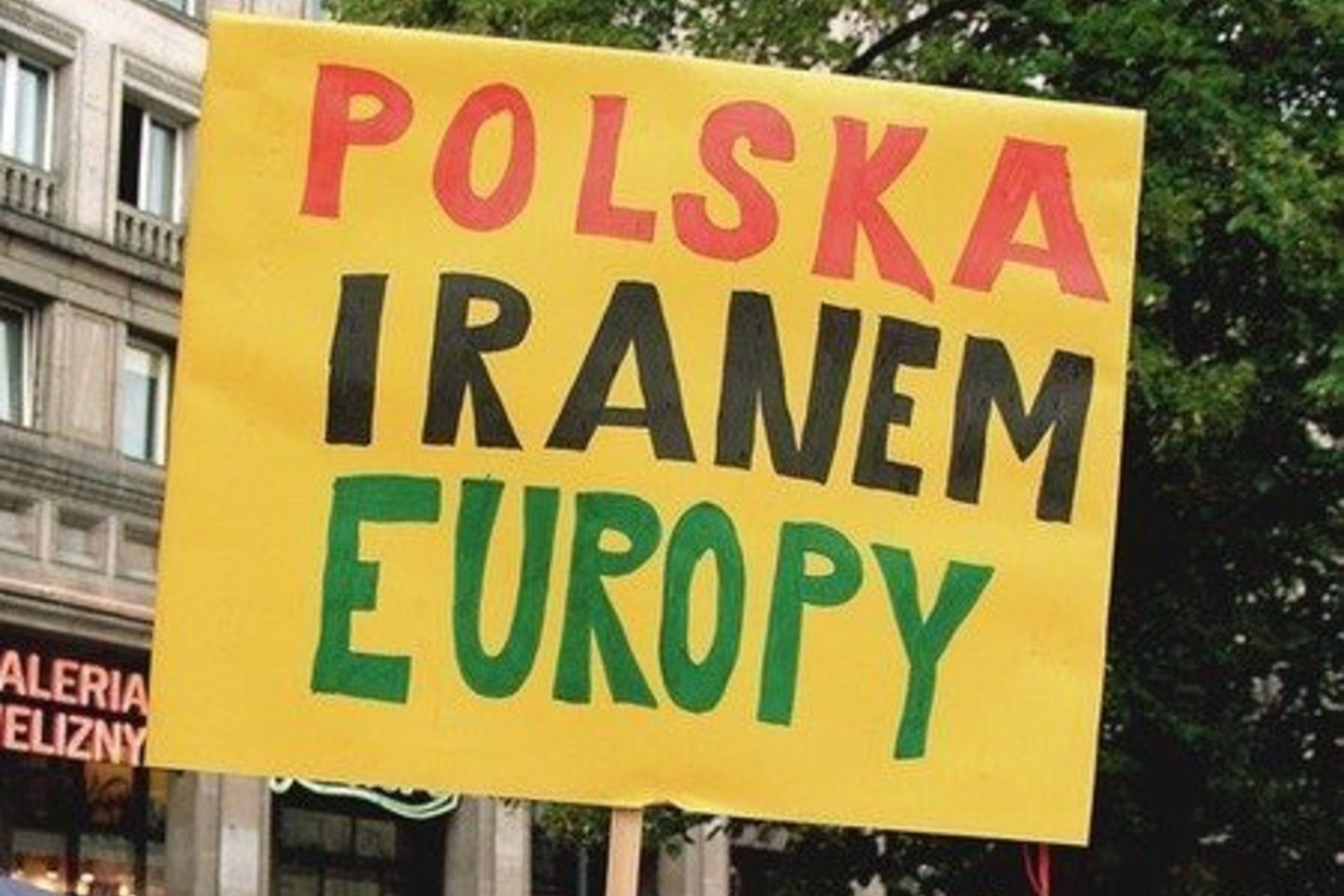 Kai kurie lenkai atvirai šaiposi iš vis dar didžiulės Bažnyčios įtakos ir katalikiškų prietarų gajumo šalyje ir Lenkiją vadina Europos Iranu.