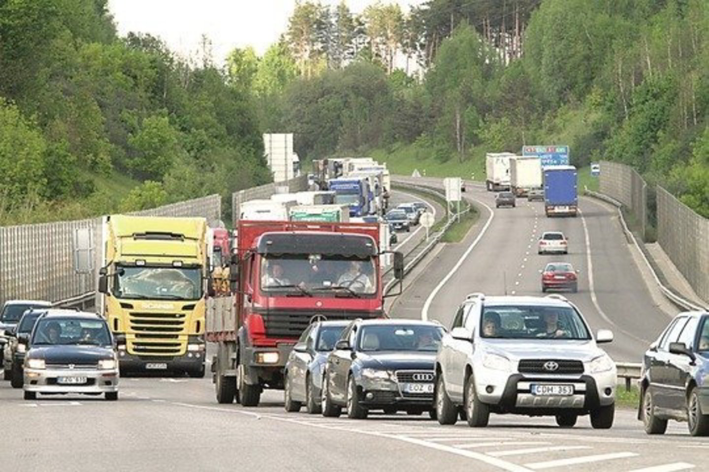 Piko valandomis ir savaitgaliais vertėtų aplenkti šią „Via Baltica” atkarpą.