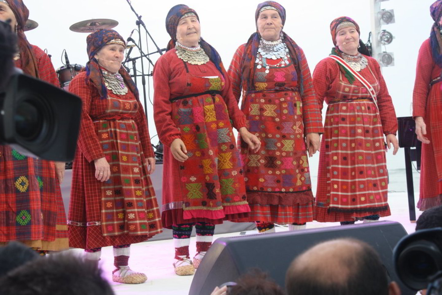 „Eurovizijos“ gerbėjų dėmesio centre atsidūrusios Rusijos bobulės „Buranovskije babuški“ sekmadienio vakarą netoli Azerbaidžano sostinės surengė smagų vakarėlį.