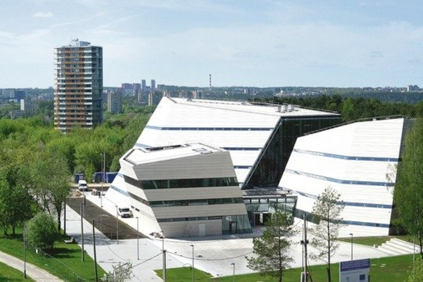 Atrodo, kad ši biblioteka beveik neturi langų, o tai prieštarauja lūkesčiams, kad biblioteka turėtų būti šviesi ir jauki. „Biblioteka – ne skaitykla, o knygų saugykla”, – sako architektas R.Palekas.