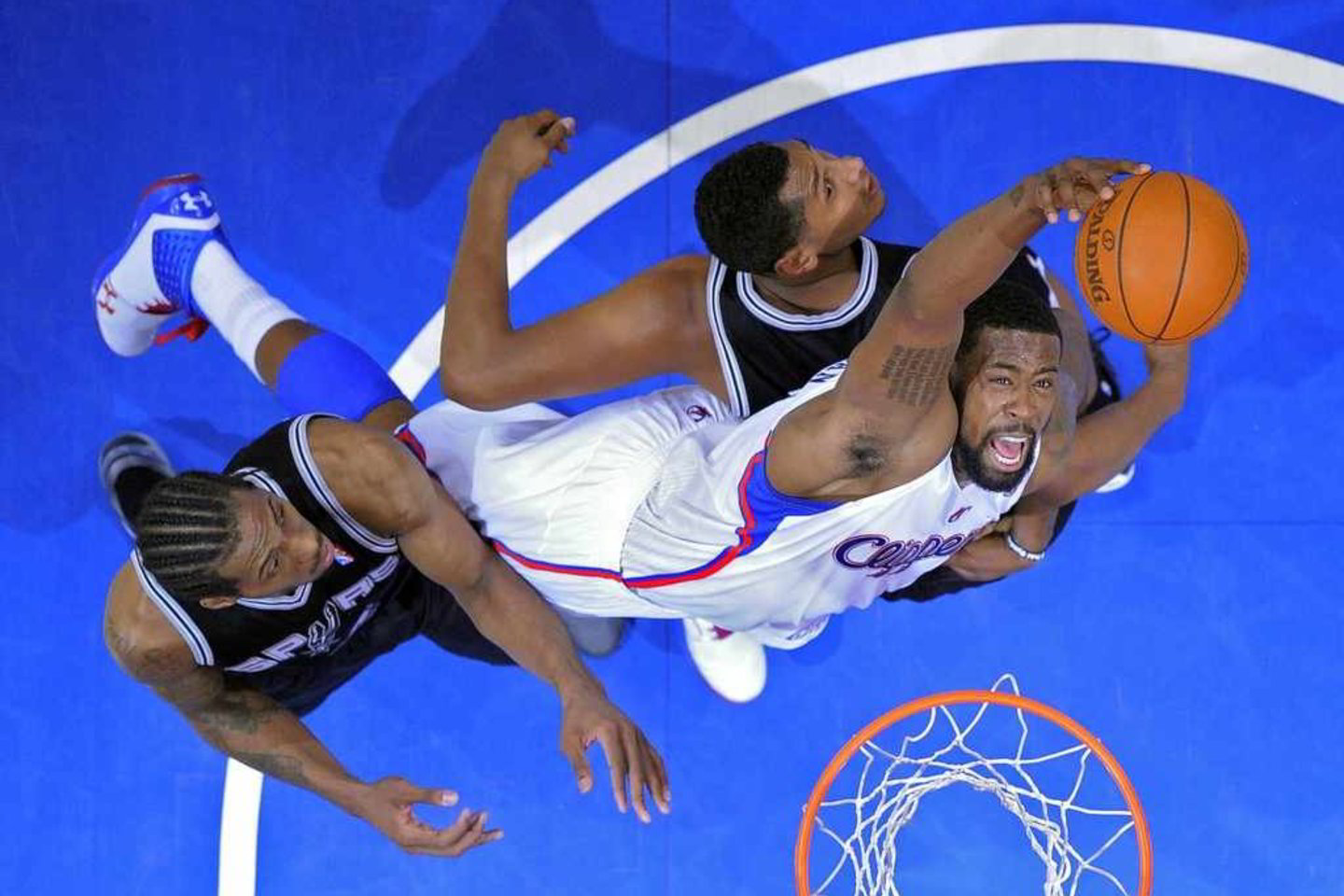 "Clippers" (balta apranga) ambicijos įstrigo "Spurs" gynyboje