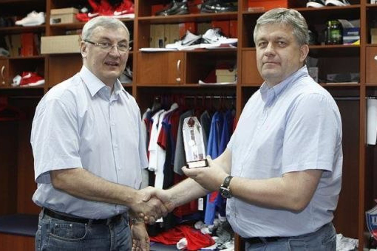 Geriausio Rusijos čempionato trenerio prizą J.Kazlauskui įteikė Rusijos krepšinio lygos (PBL) direktorius Ginas Rutkauskas.