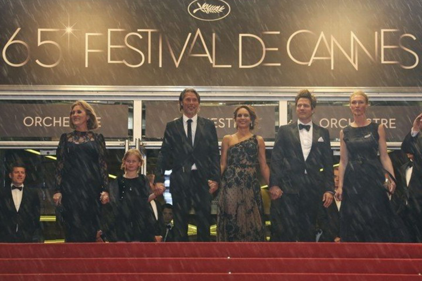 Kanų kino festivalio garsenybės peršlapo, liūčiai ir vėjui apgadinus peržiūrų salės stogą.