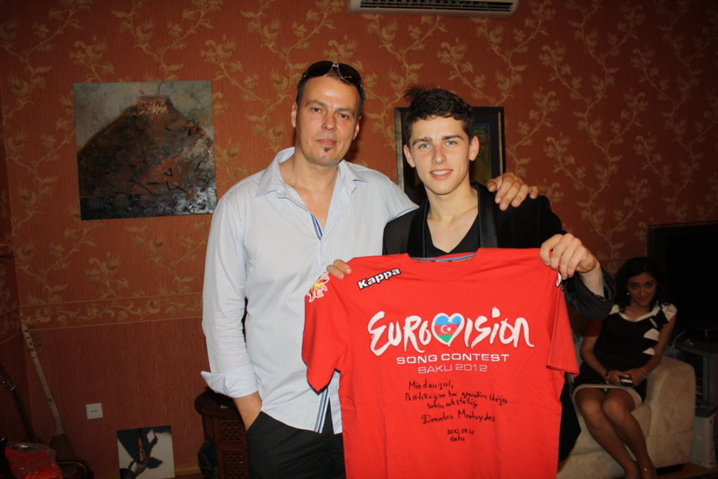 Donatas su vakarėlio svečiais ambasadoriaus rezidencijoje.