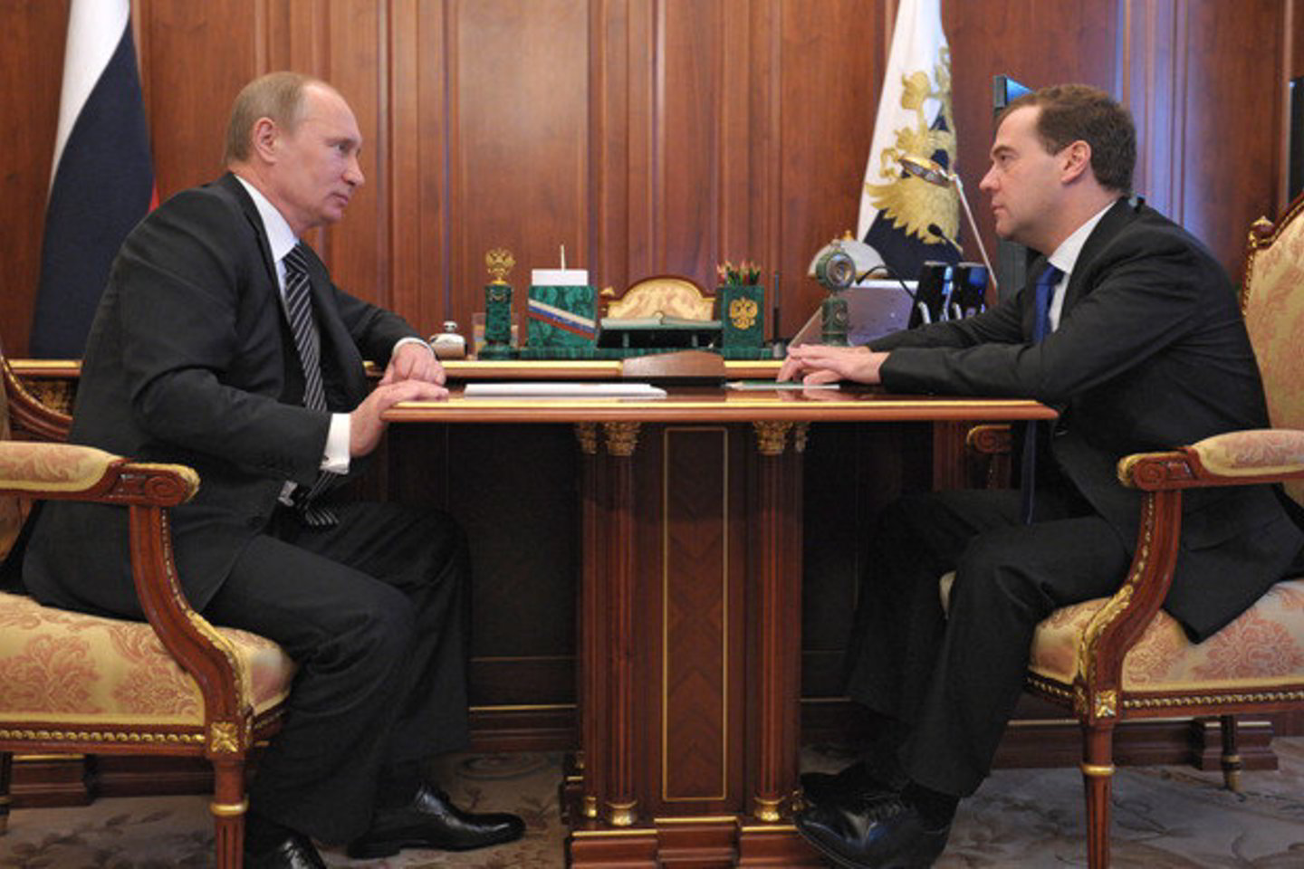 V. Putinas (kairėje) susitiko su D. Medvedevu.