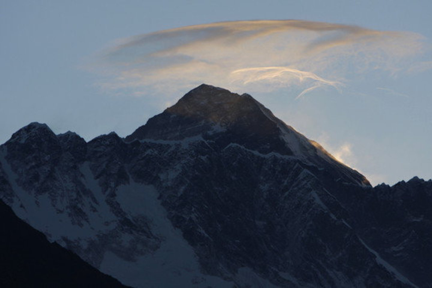 Leisdamiesi nuo Everesto viršūnės sekmadienį žuvo trys alpinistai.