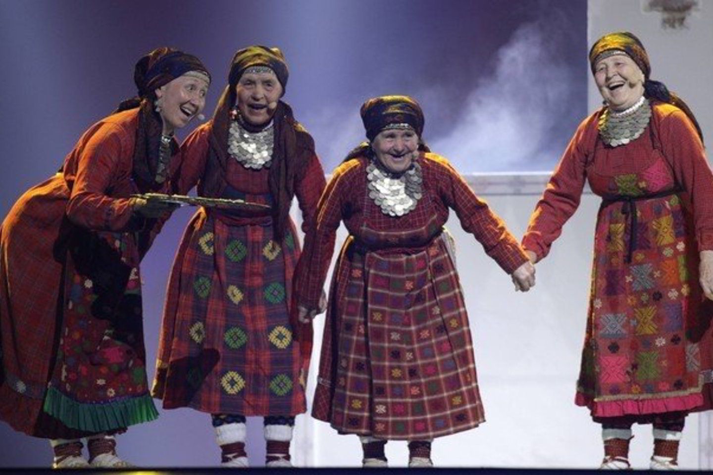 Pertraukose tarp repeticijų moterys gamina suvenyrus – lėles iš vilnonių siūlų, kurias čia pat dalija visiems geriems, jų sutiktiems žmonėms.