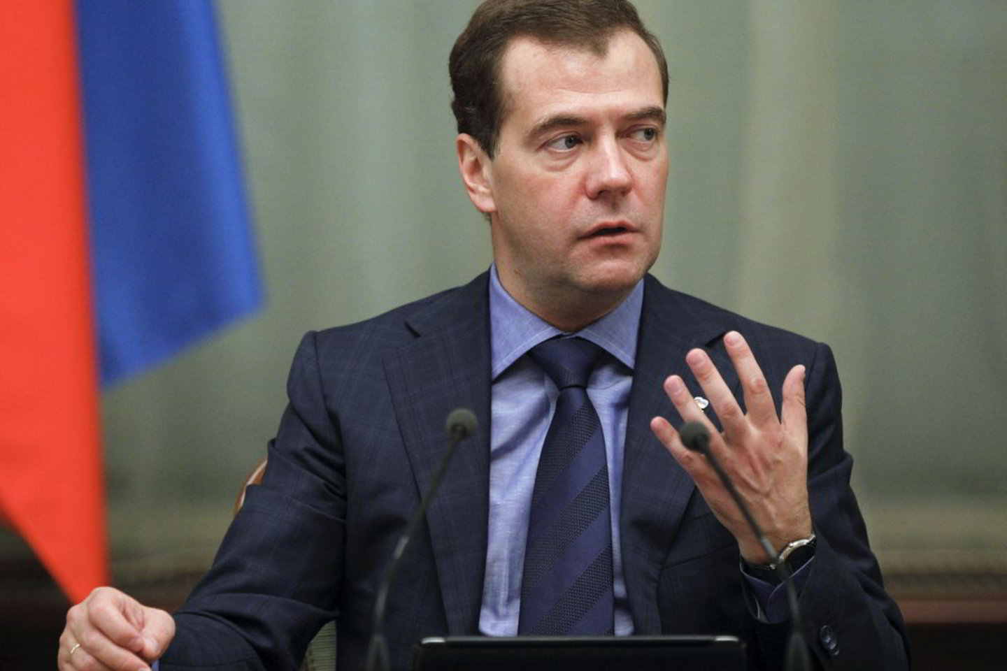 Nors „Vieningoji Rusija“ viešpatauja Rusijos politikoje daugiau nei dešimtmetį, tačiau nei D. Medvedevas, nei jo idėjinis vadas prezidentas Vladimiras Putinas iki šiol neturėjo šios partijos nario bilieto.