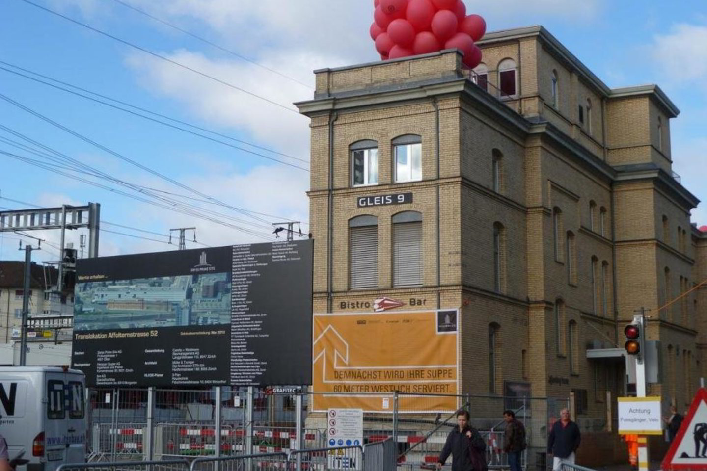 80 metrų ilgio, 12 metrų pločio ir 6200 tonų sveriančio pastato perkėlimui per 60 metrų į vakarų pusę jau viskas parengta, namo stogas papuoštas ryškiai raudonais balionais.