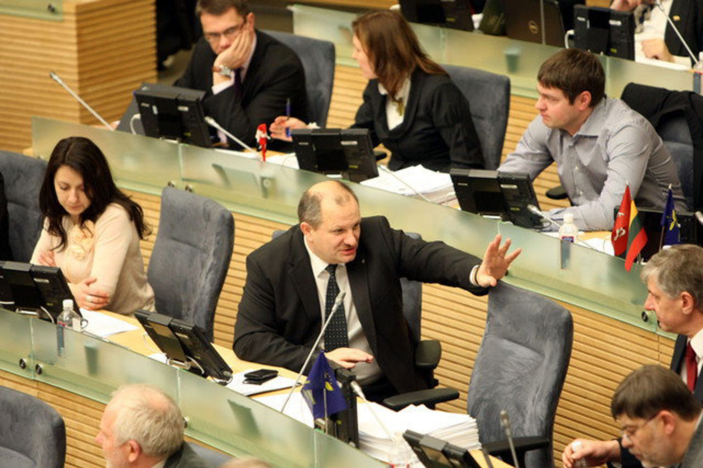 Šiuo metu Seime svarstomas projektas - jau antrasis įstatymo variantas, nes anksčiau rudens sesijoje teisininkų grupės parengtą projektą, gana griežtai nustatantį Seimo narių veiklos sąlygas, parlamentas atmetė.