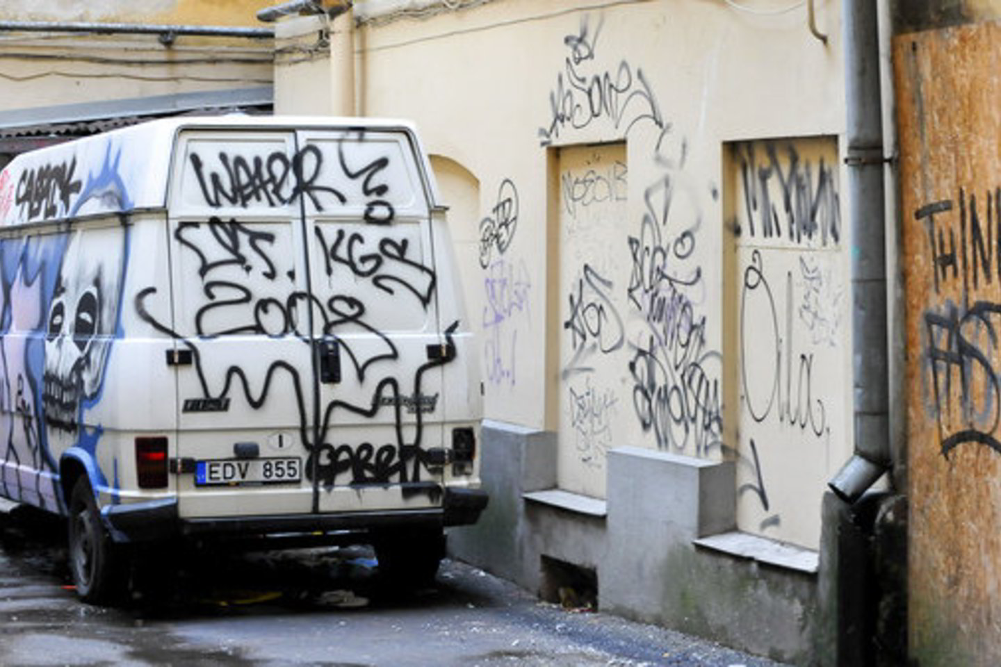 Policijos pareigūnus pamatę sienų tepliotojai bandė pabėgti, bet buvo sulaikyti.