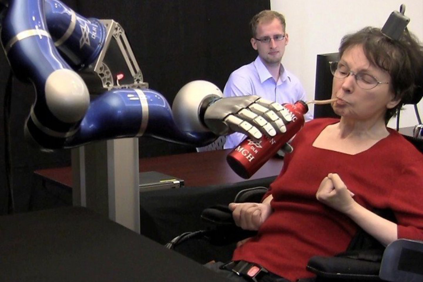 Paralyžiaus ištikta moteris savo protu valdo roboto ranką. Kiek laiko praeis, kol galės valdyti automobilį?