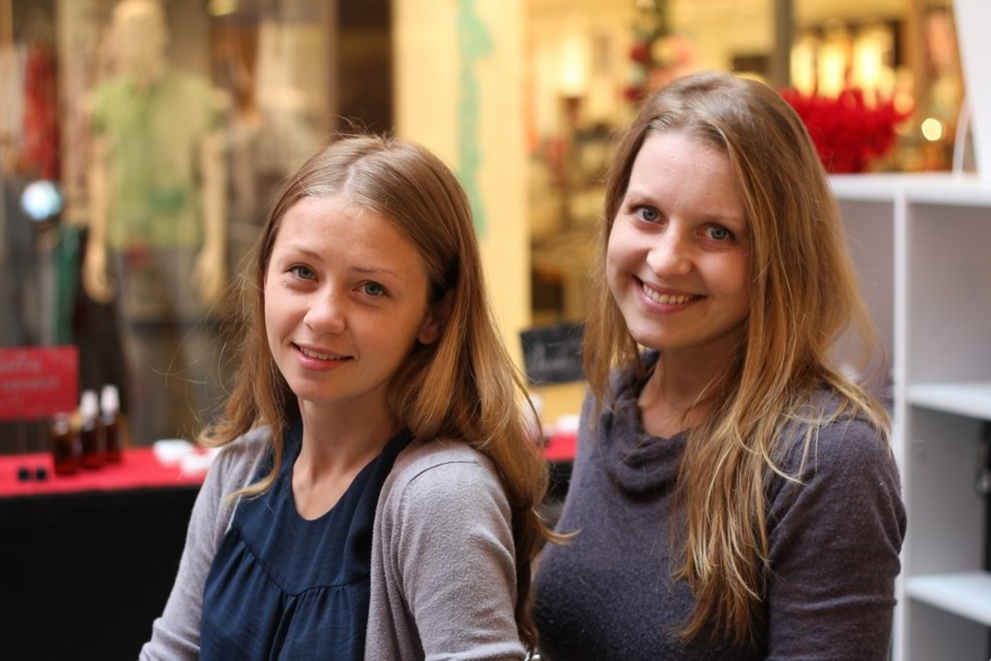 „Uoga Uoga“ įkūrėjos Jovita ir Lena sako verslą užsukusios netikėtai. Merginos sumetė savo santaupas ir pradėjo gaminti tai, ko mūsų šalyje tuo metu trūko - natūralius kremus, šveitiklius ir aliejus.