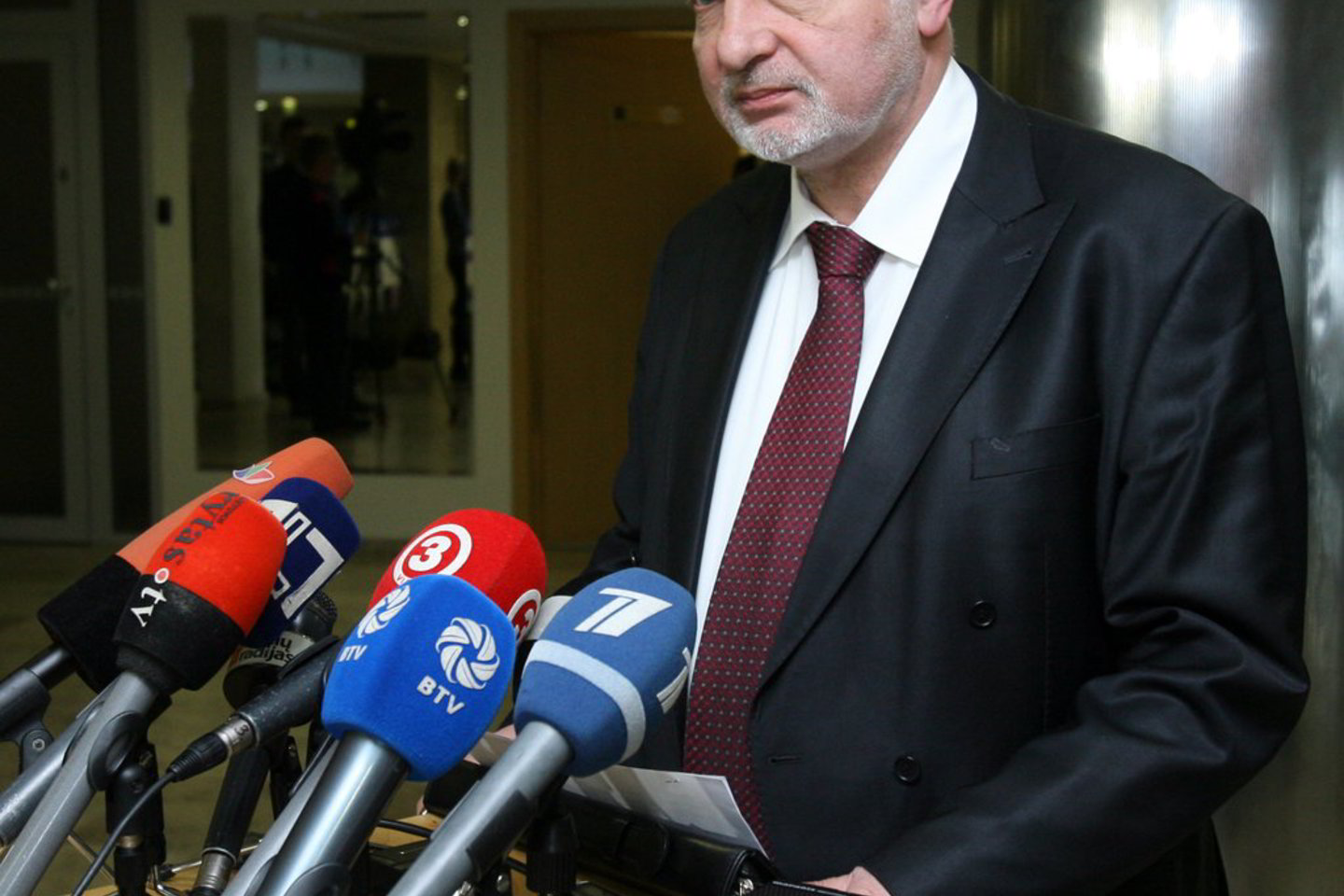 „Mes neteigiame, kad Lietuvos bankas neturėjo pakankamai duomenų sprendimui priimti. Sakome, kad komisijai nebuvo pateikti tie duomenys", - sako V. Mazuronis.