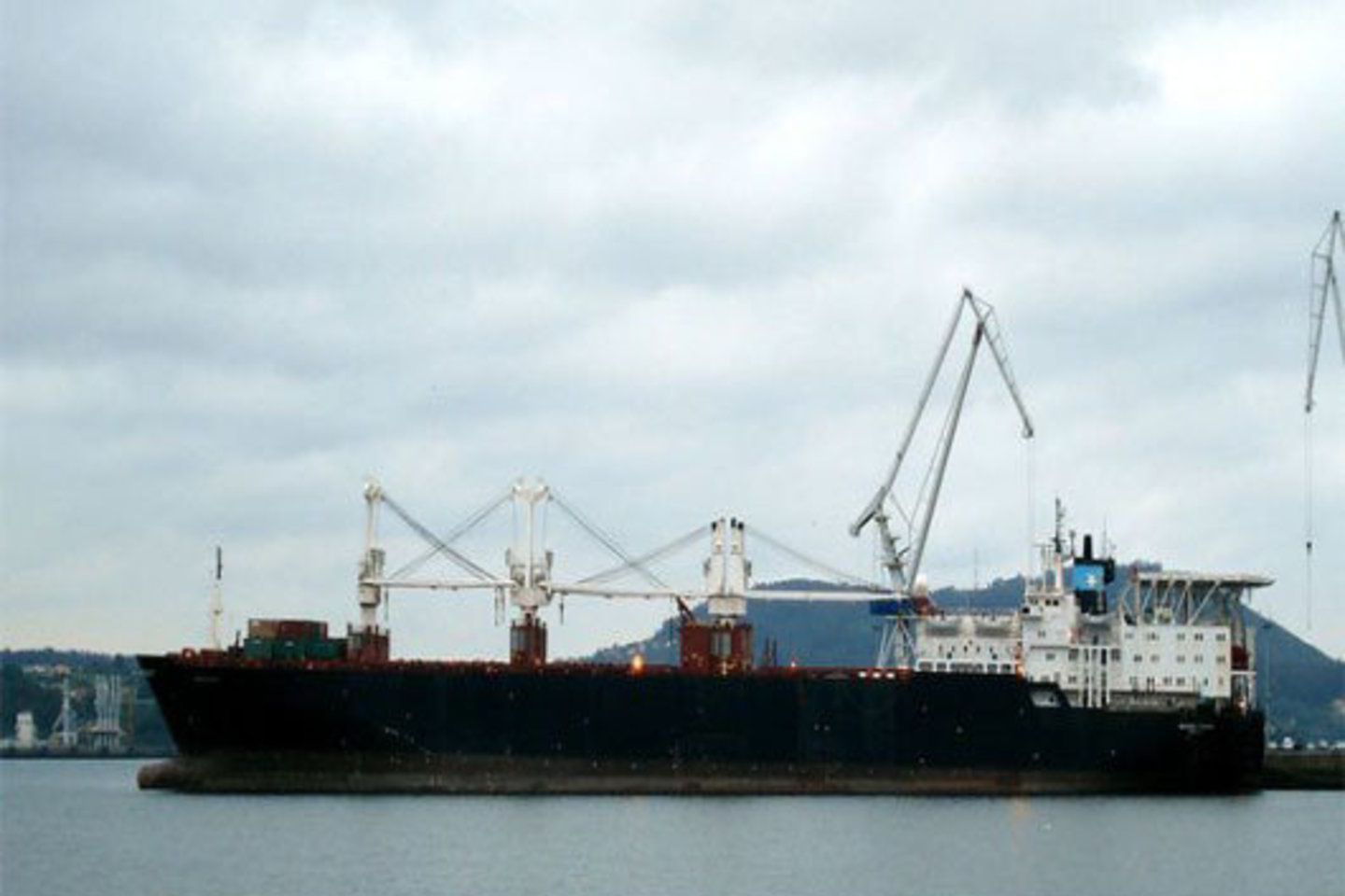 Su JAV vėliava plaukusį laivą „Maersk Texas“ buvo apsupę keli piratų laivai.