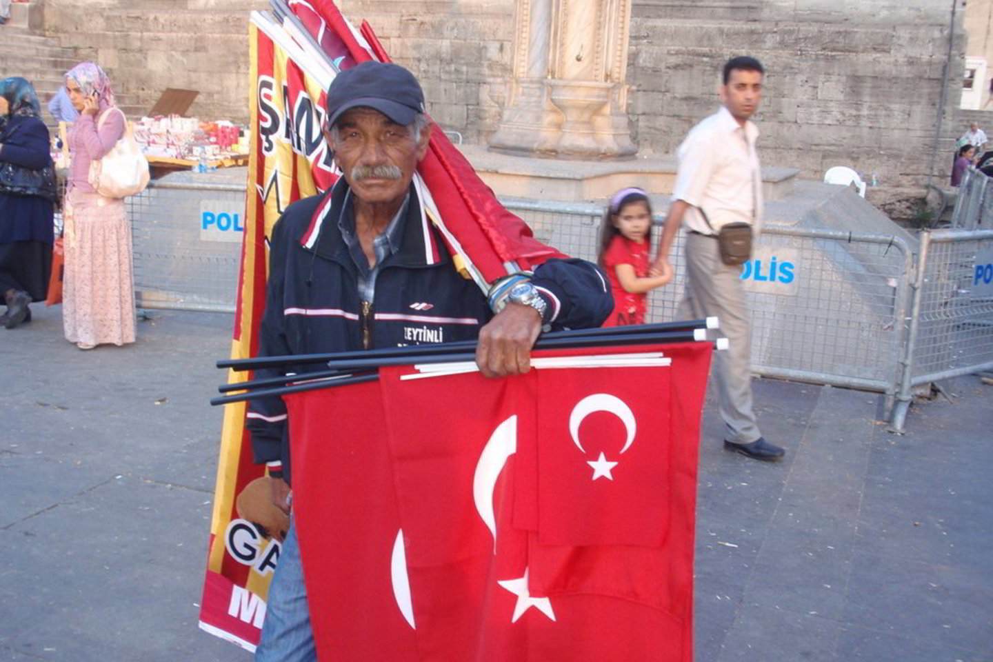 Tarp turistų geidžiamų suvenyrų – ir Turkijos vėliava.