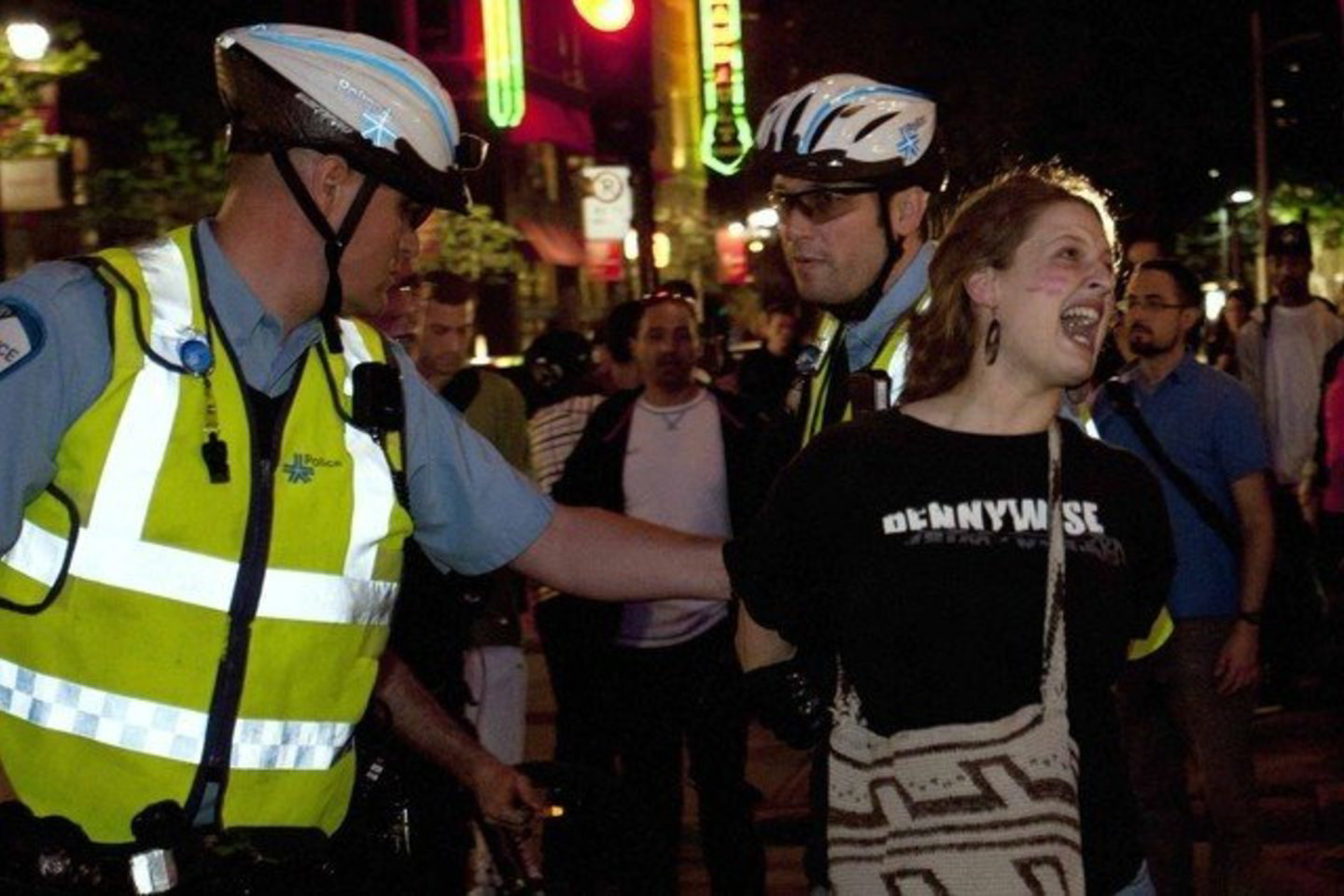 Keli tūkstančiai demonstrantų trečiadienio vakarą susirinko centrinėje Monrealio aikštėje.