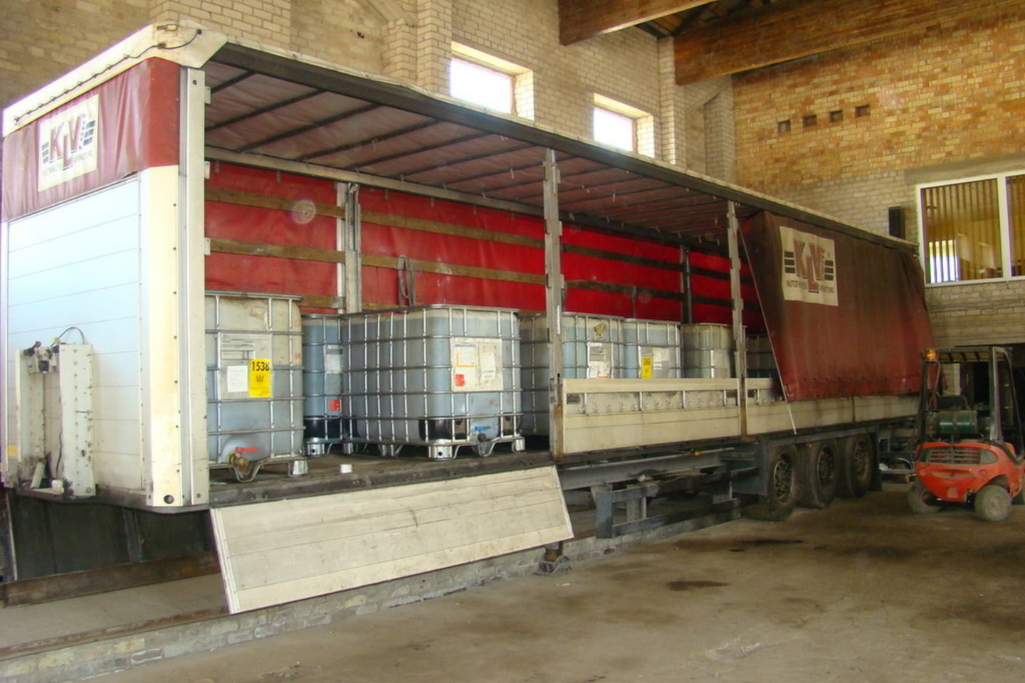 Logistikos bendrovės patalpose Marijampolės pareigūnai rado 14 tonų nelegalaus dyzelino.