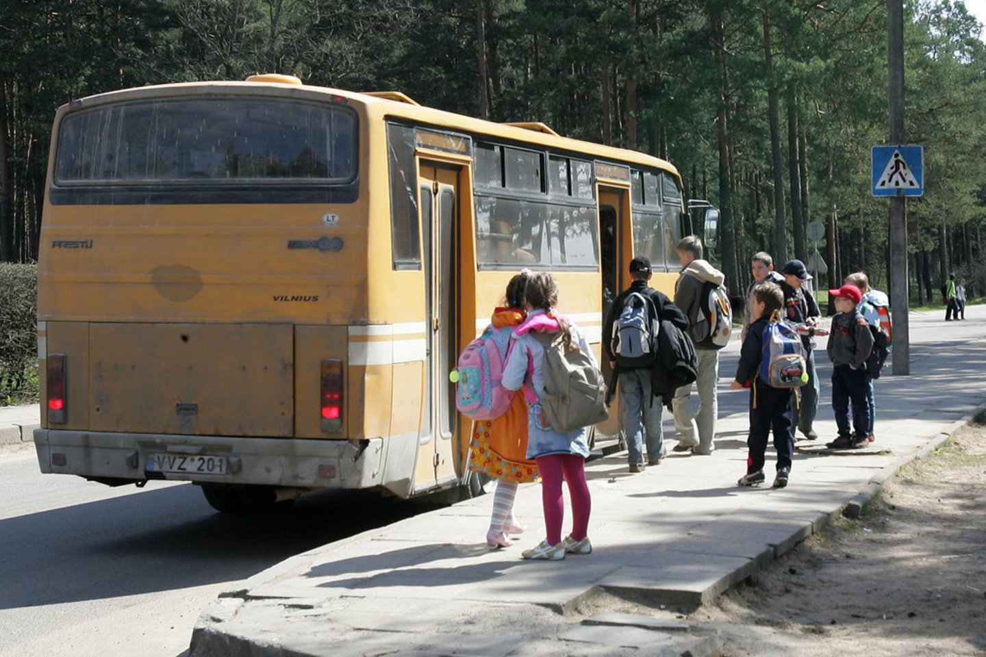 Dėl nesumokėto kelių mokesčio Lenkijos pareigūnų sulaikytame autobuse vaikai buvo priversti praleisti naktį netinkamomis sąlygomis.