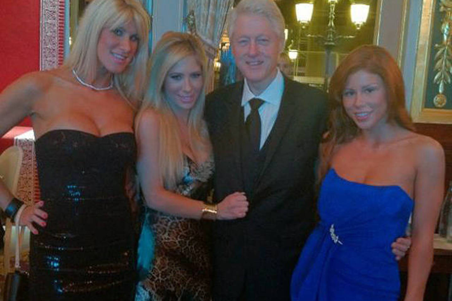 B. Clintonas vakarėlyje Monake pozavo su dviem pornografinių filmų žvaigždėmis (merginos, kurias jis apkabinęs).