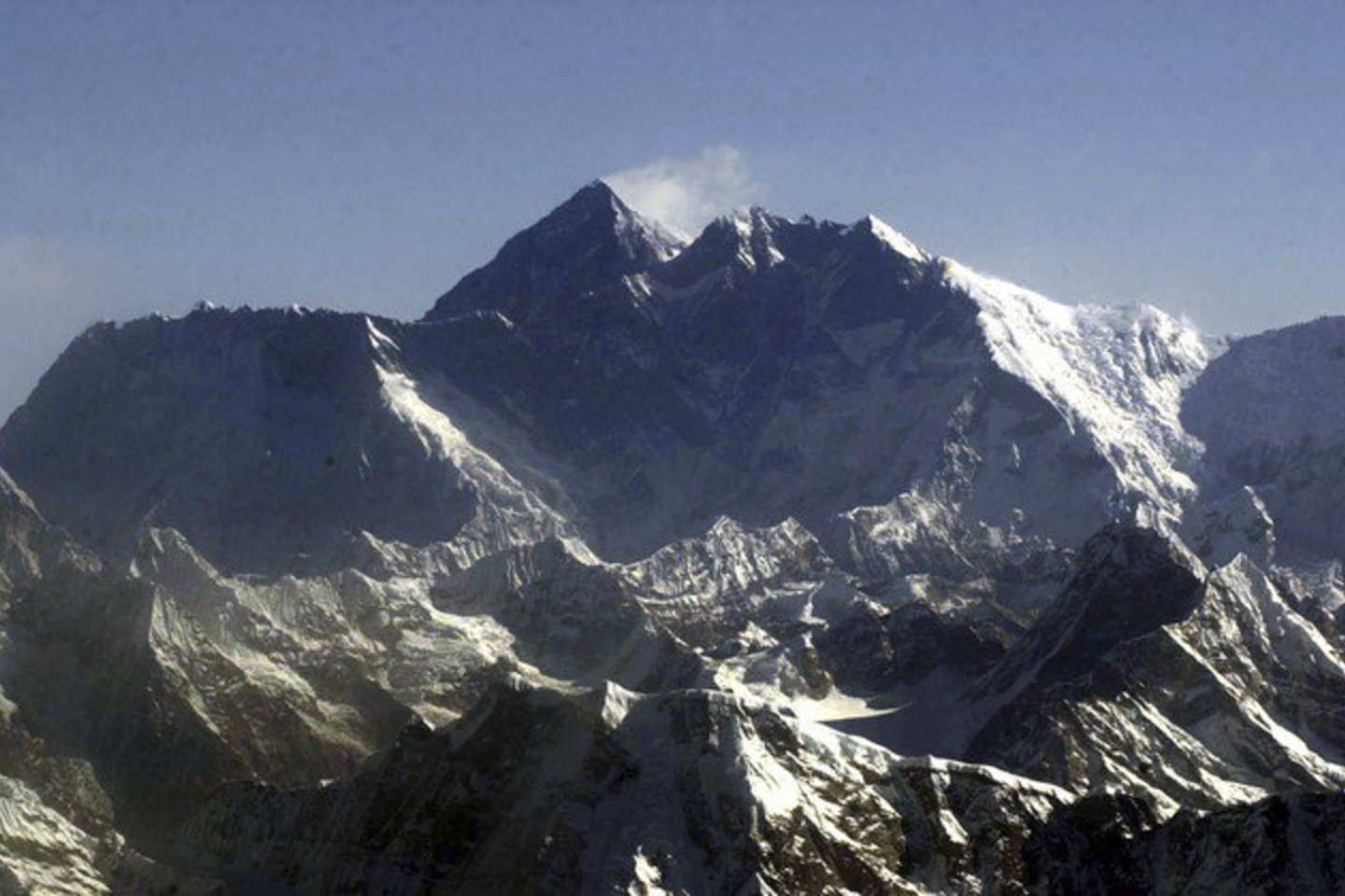 Alpinistai skuba pasinaudoti pavasario sezonu, kai kelioms savaitėms aprimsta didžiąją metų dalį Everesto šlaitus smarkiais vėjais gludinančios atmosferos sraujymės.