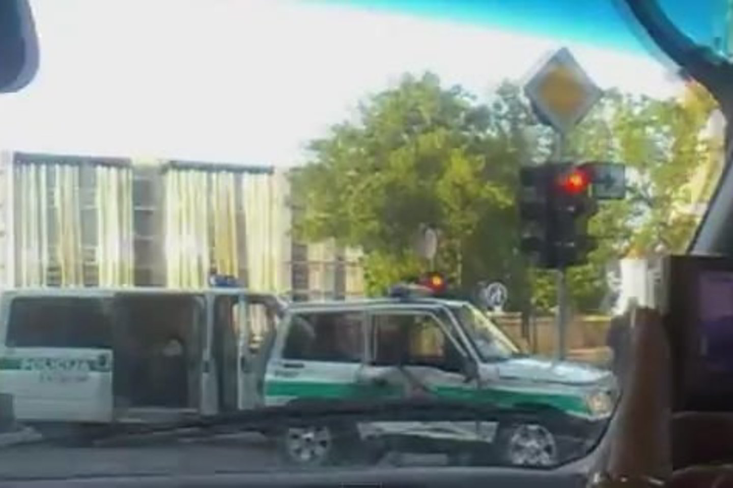 Po susidūrimo policijos visureigis vos neapvirto.