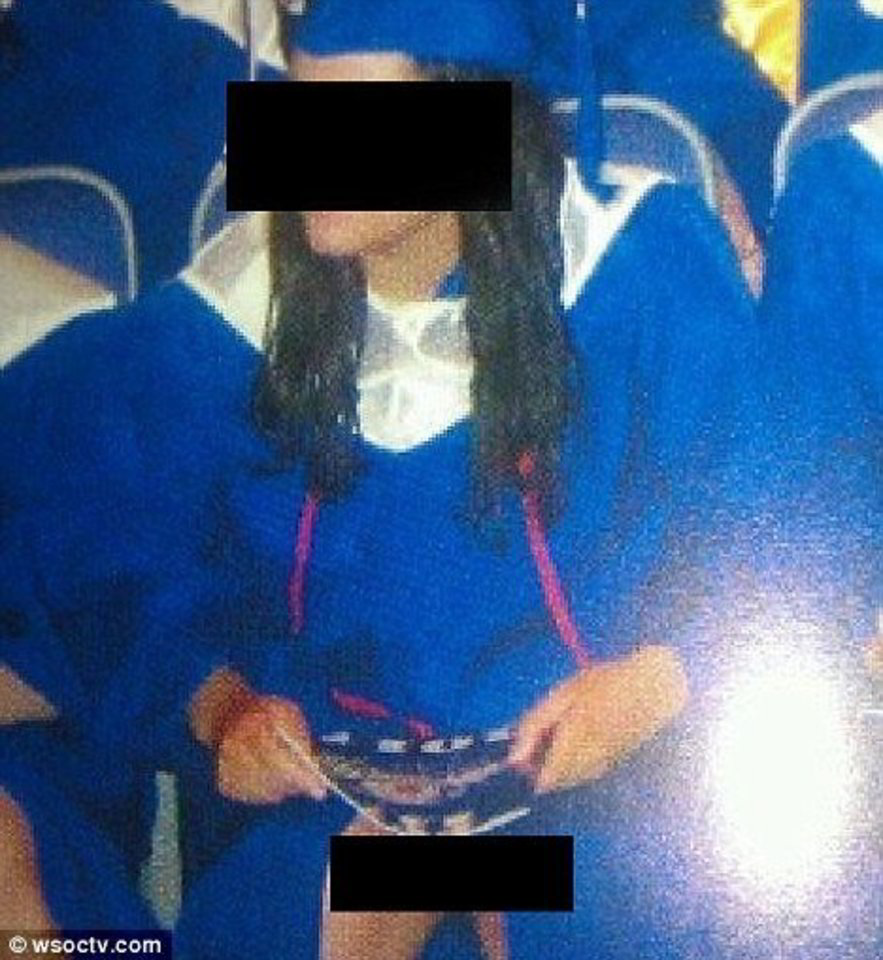 Gavę fotoknygą, moksleiviai netrukus pradėjo susirašinėti, ragindami vienas kitą atsiversti keturioliktą puslapį.